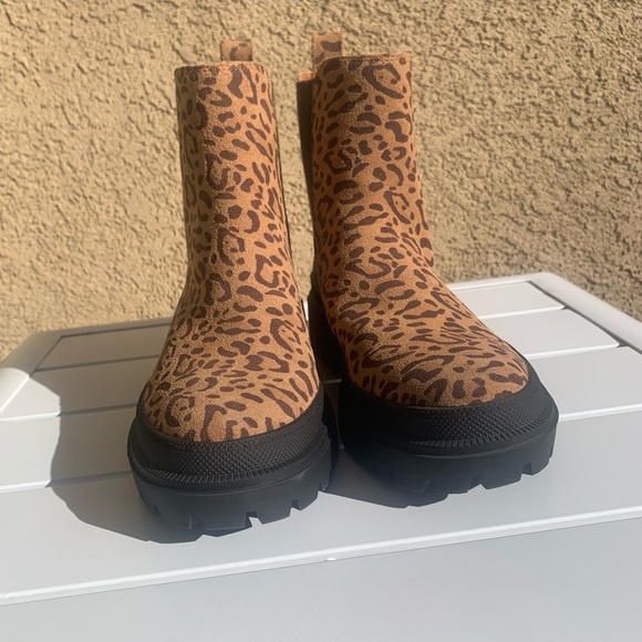 Lucky Brand lug sole animal print cheetah suede Chelsea boots size 6.5M - Picture 3 of 16